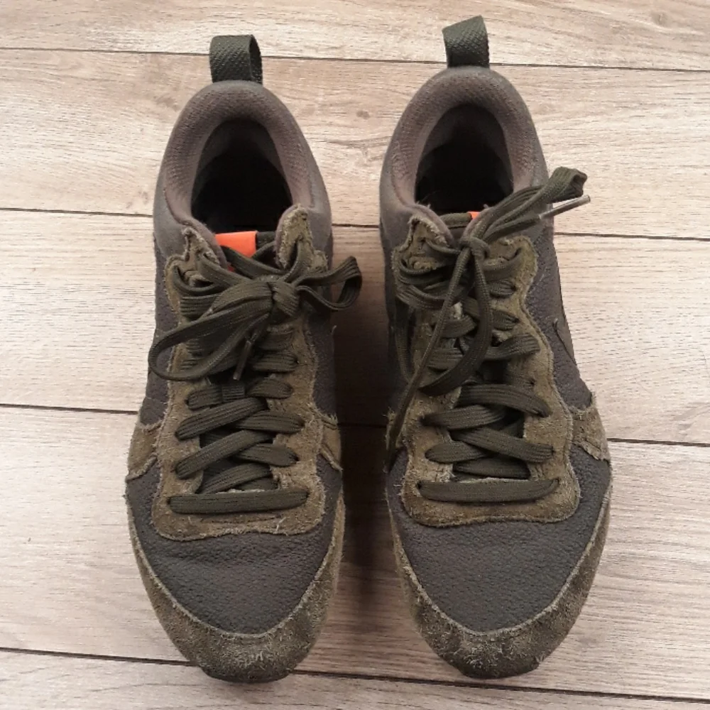 NIKE Women's Internationalist‎ Mid Running Shoes Carbon Green Womens Size 6